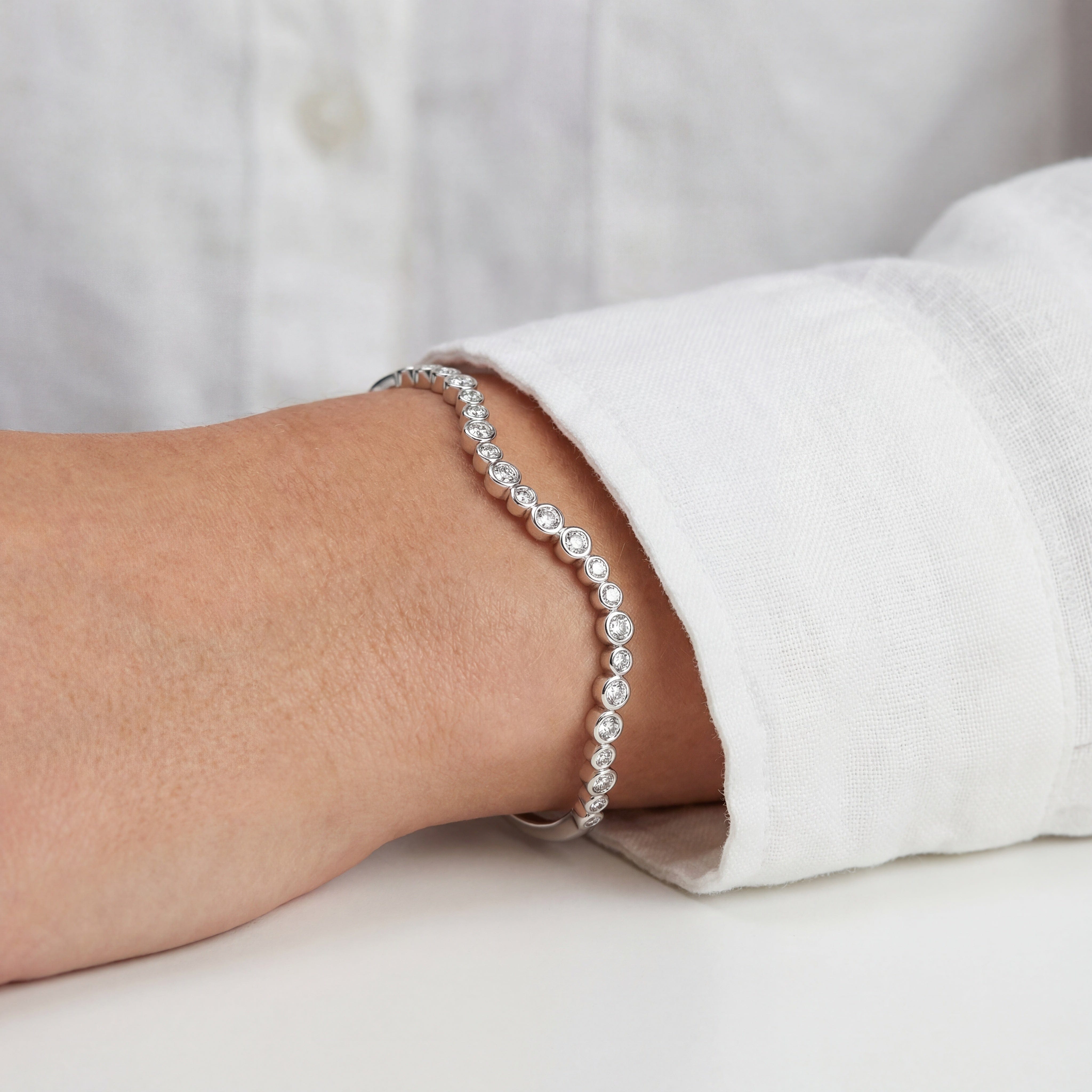 Sif Jakobs Bangles SARDINIEN WAVE BANGLE armbånd med hvide zirkoner - sølv SJ-BG2631-CZ