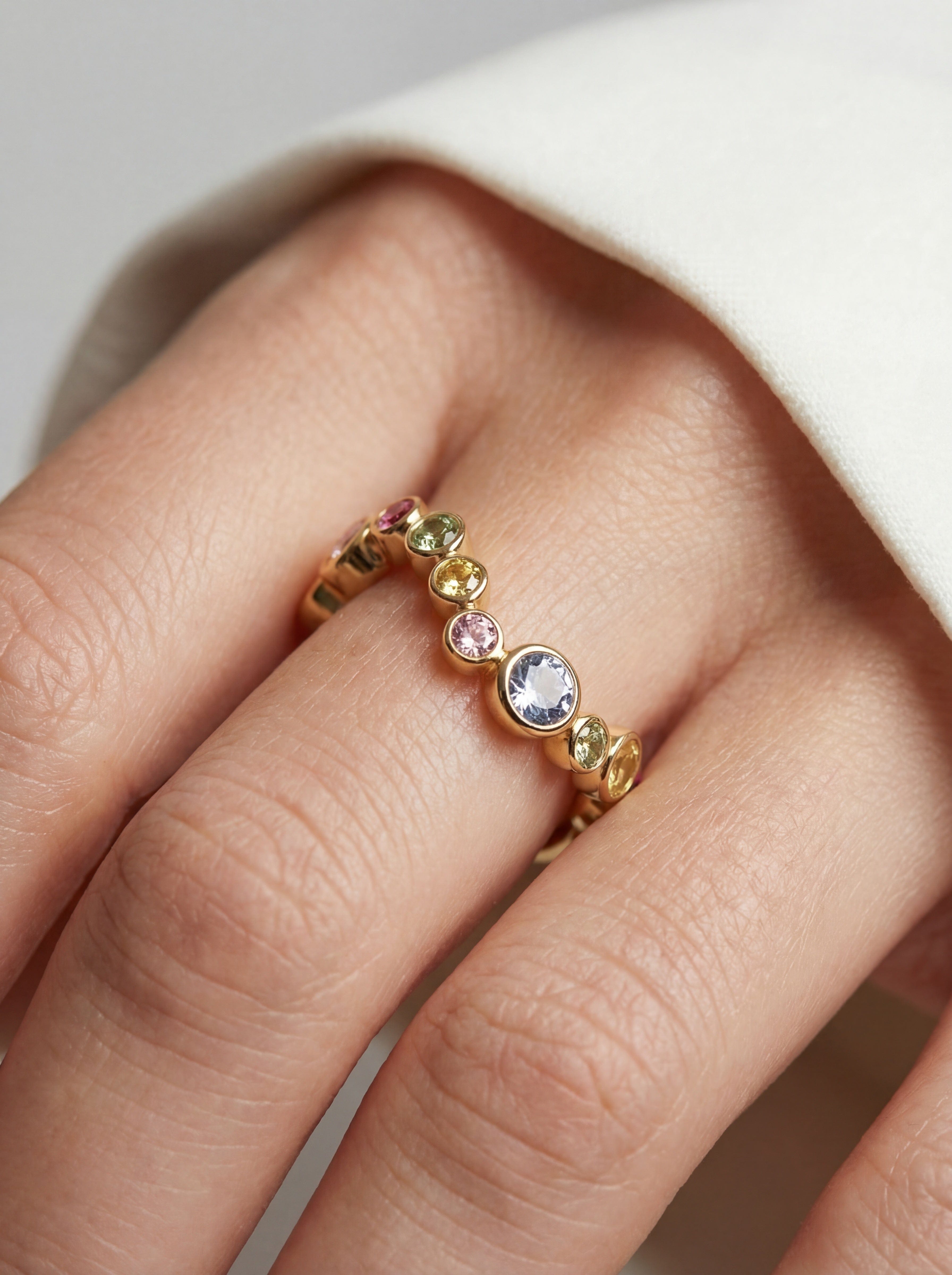 Sif Jakobs Ringe SARDINIEN WAVE RING med flerfarvede zirkoner - FORGYLDT